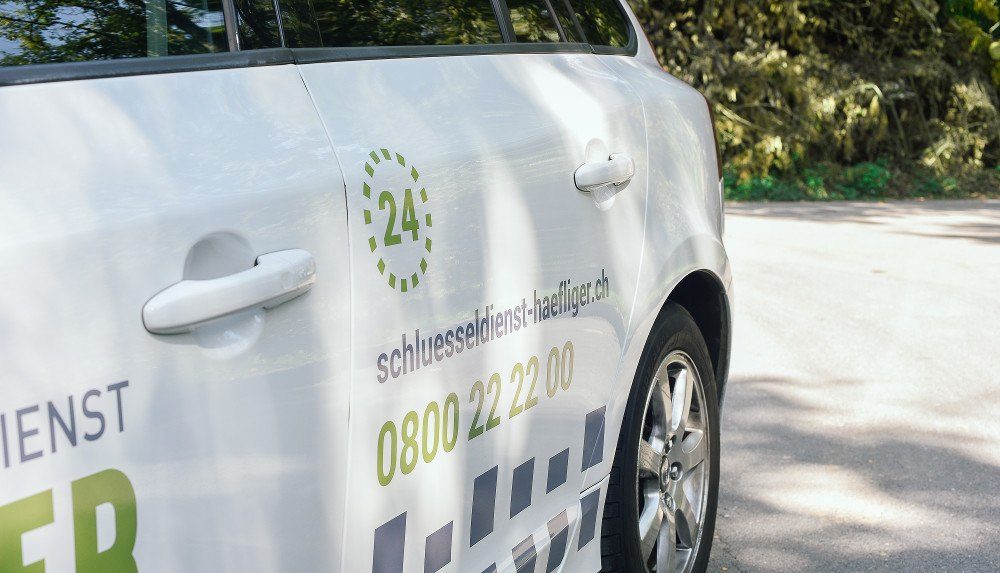 Einsatzfahrzeug von Schlüsseldienst Zollikofen auf dem Weg durch die nördliche Berner Agglomeration